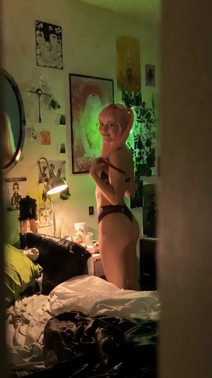 My Roommates are Thirsty!, episode 1